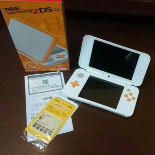 美品 New 2DS LL LL ホワイト✖️オレンジ 送料無料(携帯用ゲーム機本体)