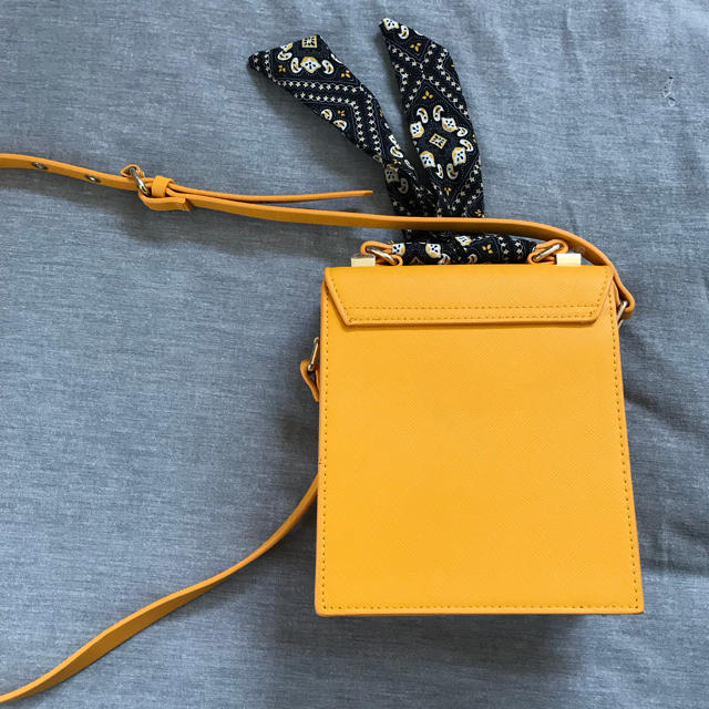 ZARA(ザラ)のZARA バッグ ショルダー イエロー バンダナ レディースのバッグ(ショルダーバッグ)の商品写真