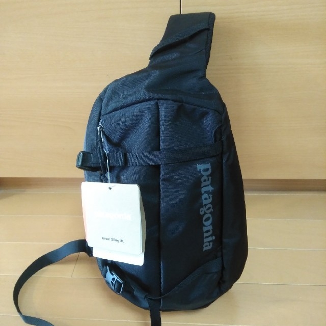 patagonia(パタゴニア)の☆新品 パタゴニア  ボディバッグ Atom 48261 ブラック メンズのバッグ(ボディーバッグ)の商品写真