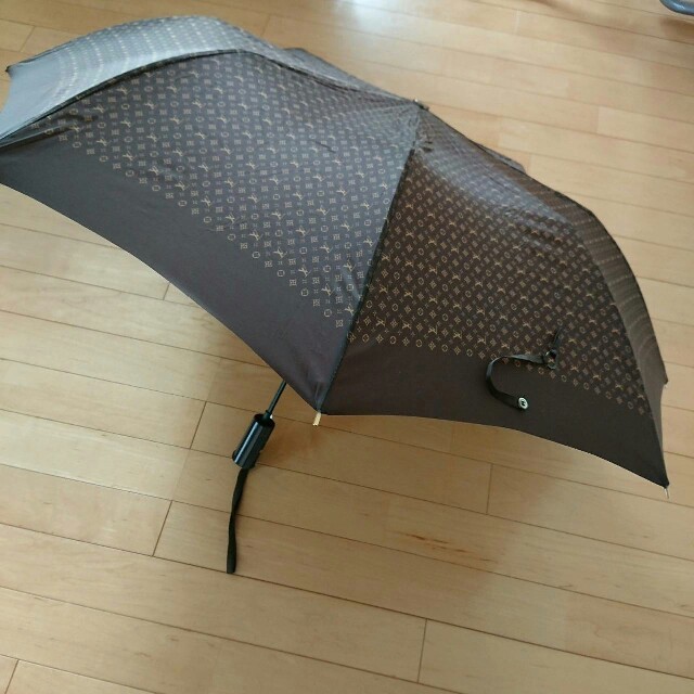 LOUIS VUITTON(ルイヴィトン)の値下げしました。ルイヴィトン　折り畳み式　傘 レディースのファッション小物(傘)の商品写真