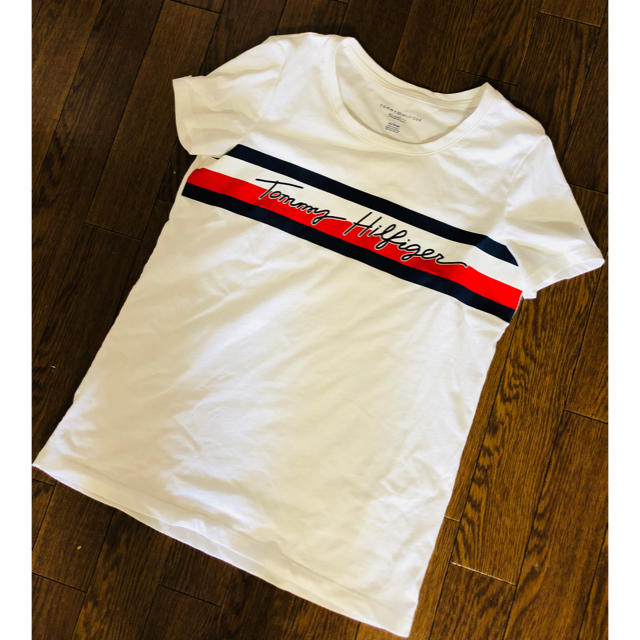 TOMMY HILFIGER(トミーヒルフィガー)の《US限定デザイン》TOMMY HILFIGER Tシャツ レディースのトップス(Tシャツ(半袖/袖なし))の商品写真