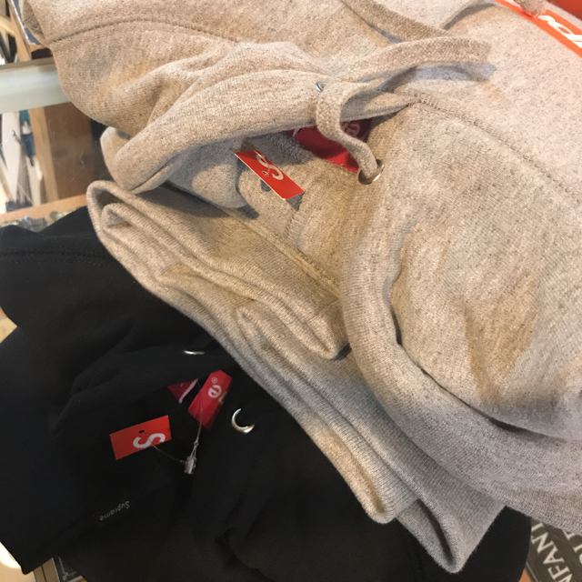 Supreme(シュプリーム)の17aw supreme BOX LOGO hooded パーカー グレー  M メンズのトップス(パーカー)の商品写真