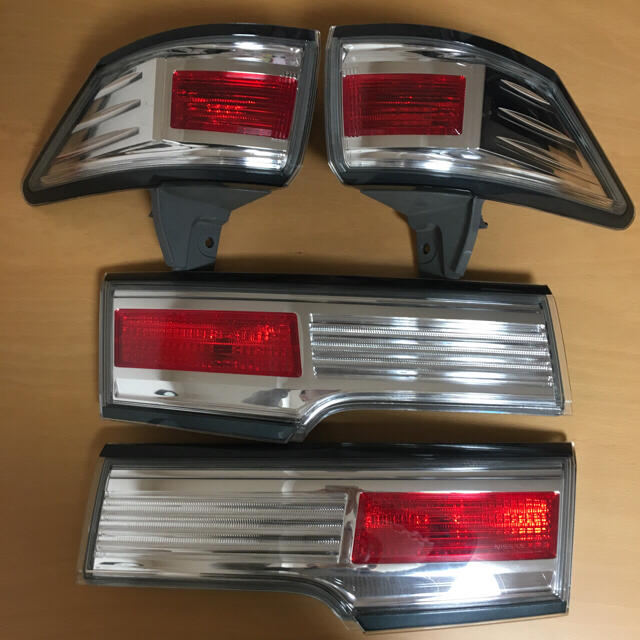 日産(ニッサン)の日産エルグランド E52 純正テール 自動車/バイクの自動車(車種別パーツ)の商品写真