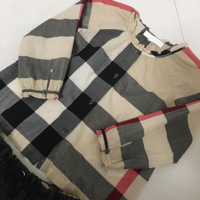 BURBERRY(バーバリー)の【 リナ様ご専用です 】バーバリー トップス 3y   パンツオマケ 2y  キッズ/ベビー/マタニティのキッズ服女の子用(90cm~)(Tシャツ/カットソー)の商品写真