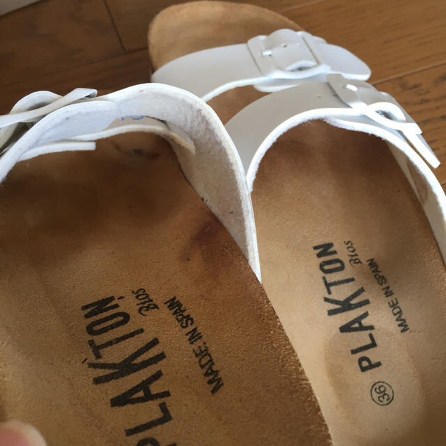 UNITED ARROWS(ユナイテッドアローズ)のPLAKTON サンダル（白・ツーストラップ） レディースの靴/シューズ(サンダル)の商品写真