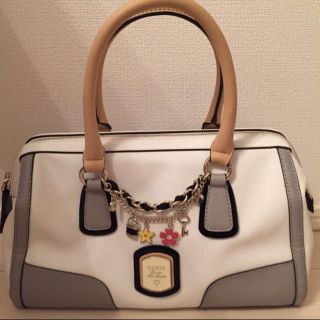 ゲス(GUESS)のGUESS バイカラーボストンバッグ(ボストンバッグ)