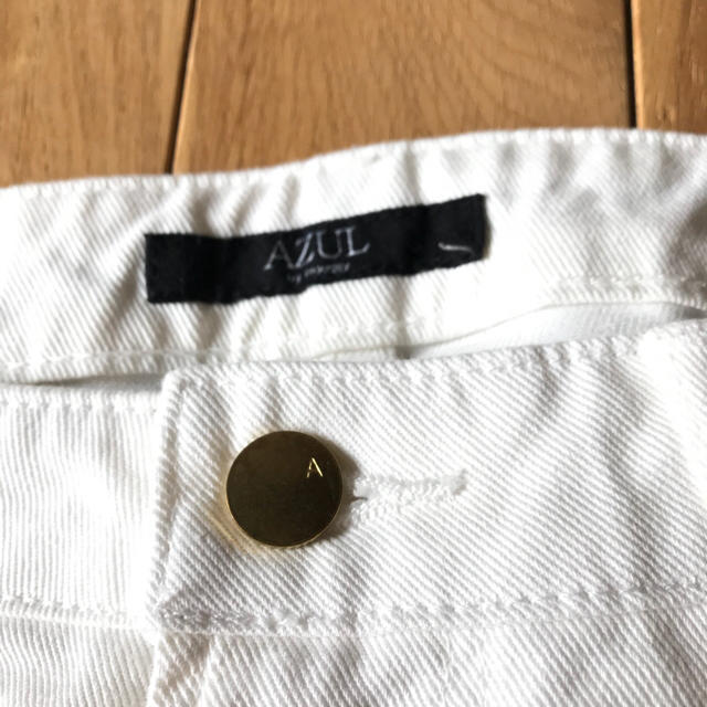 AZUL by moussy(アズールバイマウジー)のアズール ホワイトデニム ダメージ加工 ジーンズ AZUL コットン100% レディースのパンツ(デニム/ジーンズ)の商品写真