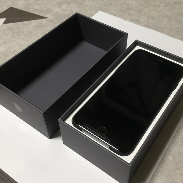 Apple(アップル)の最終価格 iPhone8 256GB SIMフリー 黒 スペースグレイ スマホ/家電/カメラのスマートフォン/携帯電話(スマートフォン本体)の商品写真