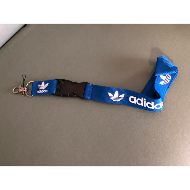 adidas(アディダス)のアディダス  ネックストラップ スマホ/家電/カメラのスマホアクセサリー(ネックストラップ)の商品写真