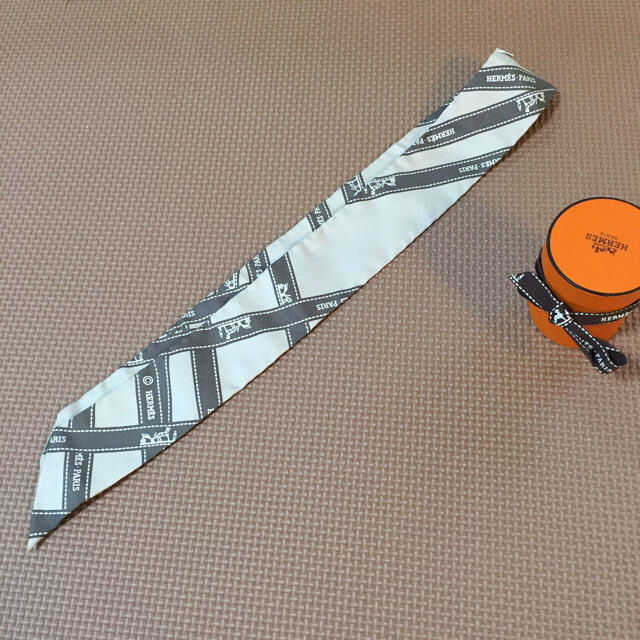 オンライン買い物 エルメス ツイリー ボルデュック リボン柄 グレー