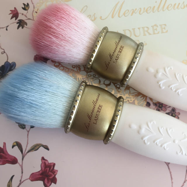 Les Merveilleuses LADUREE(レメルヴェイユーズラデュレ)のレ メルヴェイユーズ ラデュレ  ブラシ コスメ/美容のベースメイク/化粧品(その他)の商品写真