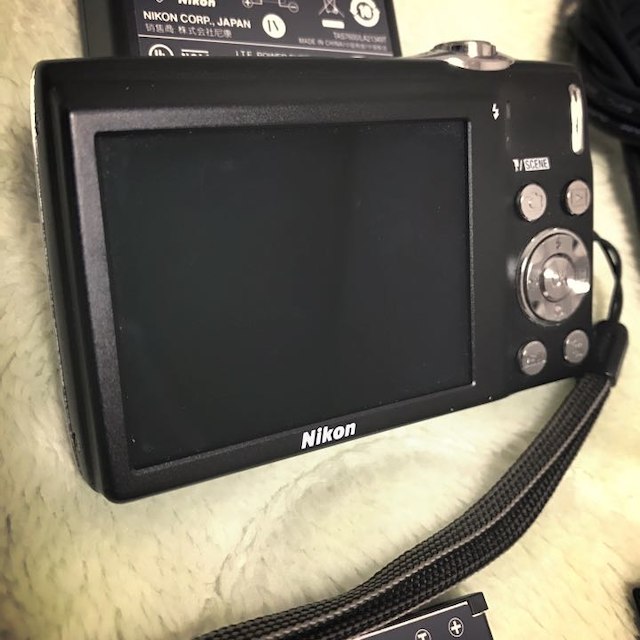 Nikon(ニコン)のNikon COOLPIX S3000 シルバー スマホ/家電/カメラのカメラ(その他)の商品写真