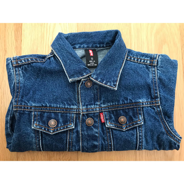 Levi's(リーバイス)の【送料込み】リーバイスのジャケットとジーパン🎀 キッズ/ベビー/マタニティのキッズ服男の子用(90cm~)(パンツ/スパッツ)の商品写真