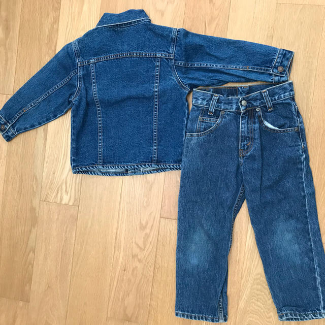 Levi's(リーバイス)の【送料込み】リーバイスのジャケットとジーパン🎀 キッズ/ベビー/マタニティのキッズ服男の子用(90cm~)(パンツ/スパッツ)の商品写真