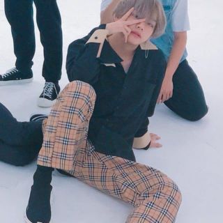 バーバリー(BURBERRY)のBURBERRY BLUE LABEL ノヴァチェックパンツ BTS 防弾少年団(スラックス)