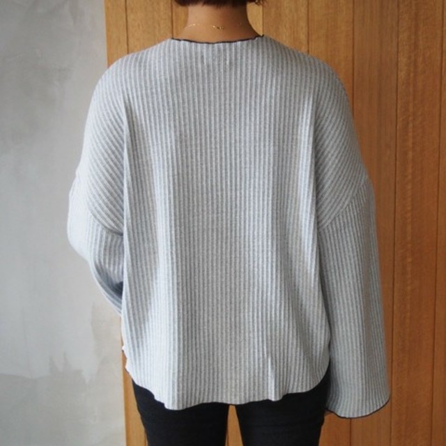 BED&BREAKFAST(ベッドアンドブレックファスト)のB&B TWIST CORD TUCK sleeve Top グレーカットソー レディースのトップス(カットソー(長袖/七分))の商品写真