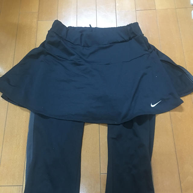 NIKE(ナイキ)のナイキ  スカート付きパンツ  黒 L スポーツ/アウトドアのトレーニング/エクササイズ(ヨガ)の商品写真