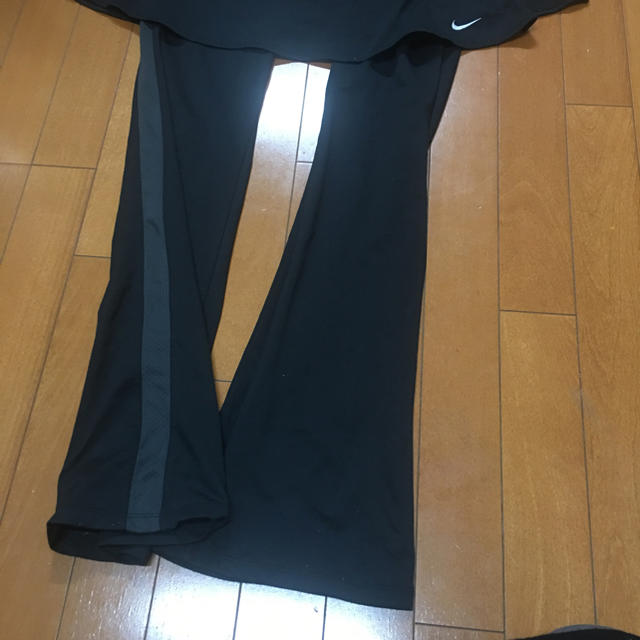 NIKE(ナイキ)のナイキ  スカート付きパンツ  黒 L スポーツ/アウトドアのトレーニング/エクササイズ(ヨガ)の商品写真