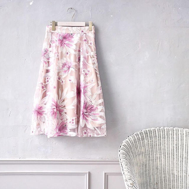 MERCURYDUO(マーキュリーデュオ)のMERCURYDUO♡BIGフラワーオパールタックスカート レディースのスカート(ひざ丈スカート)の商品写真