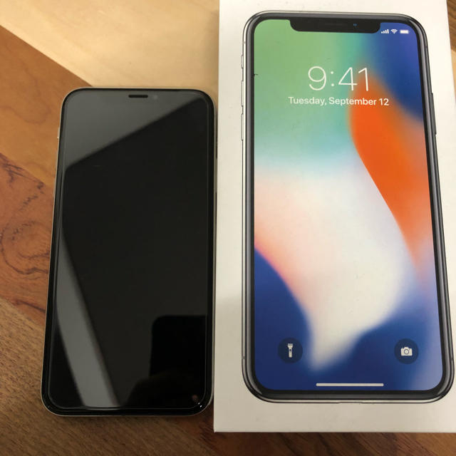 iPhone(アイフォーン)のiPhone X Silver 256GB SIMフリー 美品 スマホ/家電/カメラのスマートフォン/携帯電話(スマートフォン本体)の商品写真