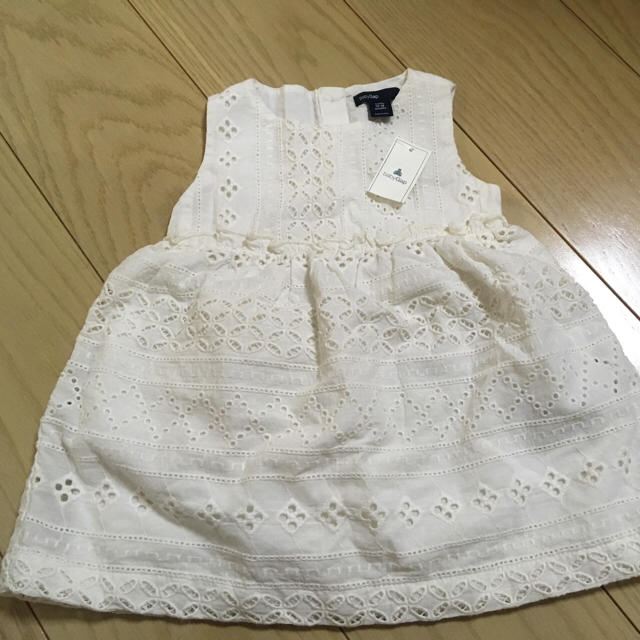 babyGAP(ベビーギャップ)のbaby Gap のホワイトドレス＊新品 キッズ/ベビー/マタニティのキッズ服女の子用(90cm~)(ワンピース)の商品写真