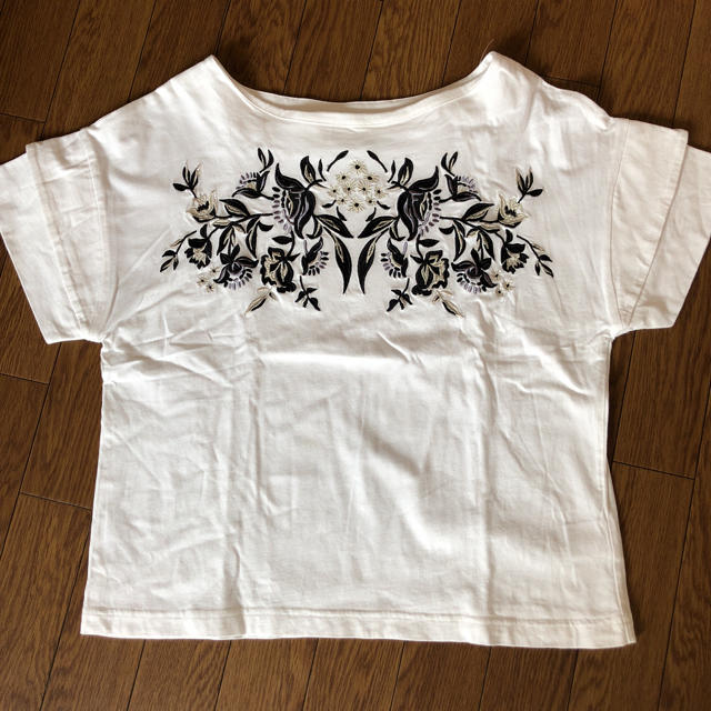 JEANASIS(ジーナシス)のジーナシス刺繍半袖 レディースのトップス(Tシャツ(半袖/袖なし))の商品写真