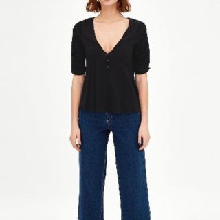 ザラ(ZARA)の【新品タグ付き】ドレープスリーブVネックトップス(ZARA)(シャツ/ブラウス(半袖/袖なし))