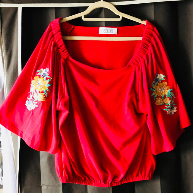 LOWRYS FARM(ローリーズファーム)のオフショルダー 花柄 刺繍 LOWRYS FARM レディースのトップス(Tシャツ(半袖/袖なし))の商品写真
