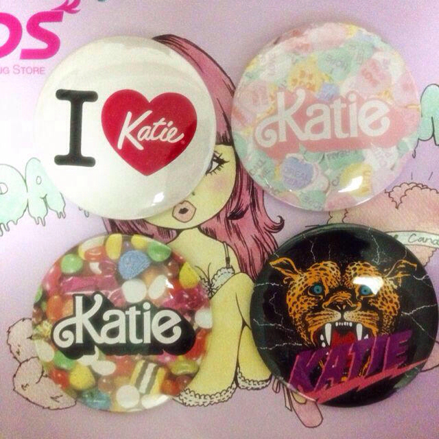 Katie(ケイティー)のKatie缶バッジ レディースのアクセサリー(ブローチ/コサージュ)の商品写真