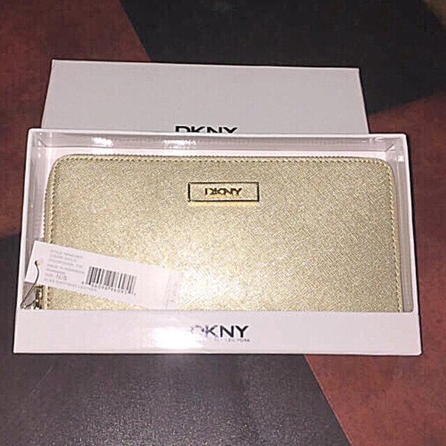 DKNY(ダナキャランニューヨーク)の新品 未使用 タグ付き 箱付き ダナキャランニューヨーク ゴールド 財布  レディースのファッション小物(財布)の商品写真