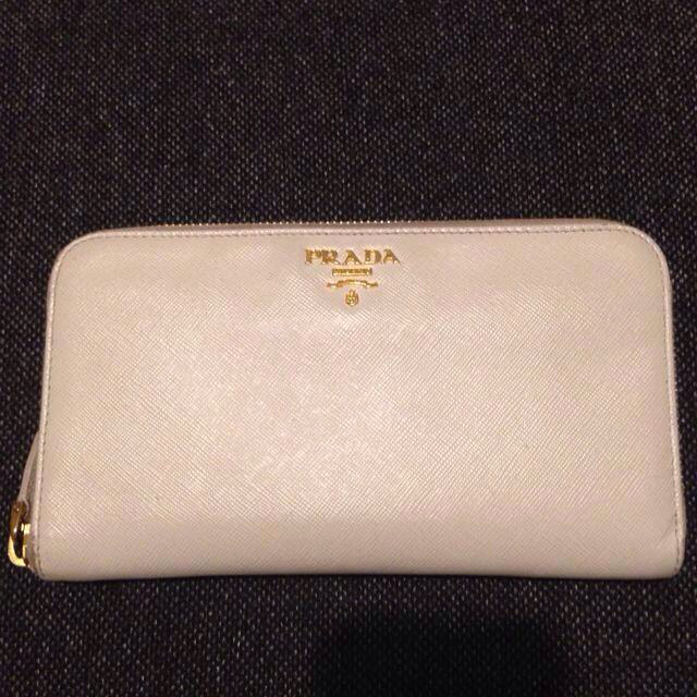 PRADA(プラダ)のPRADA白ホワイト長財布 レディースのファッション小物(財布)の商品写真