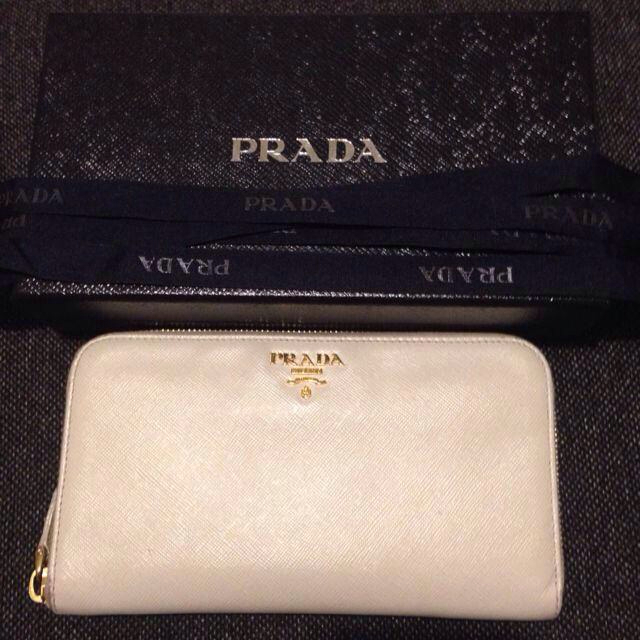 PRADA(プラダ)のPRADA白ホワイト長財布 レディースのファッション小物(財布)の商品写真