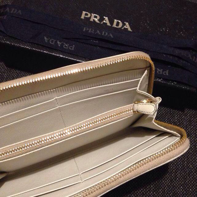 PRADA(プラダ)のPRADA白ホワイト長財布 レディースのファッション小物(財布)の商品写真