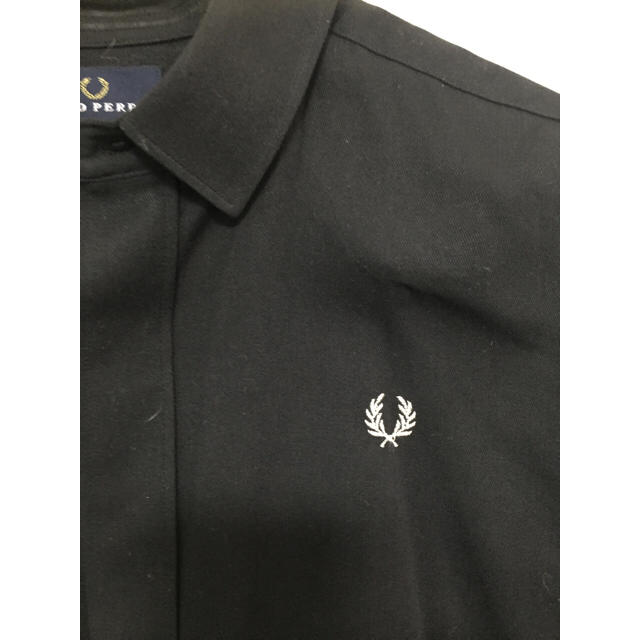 FRED PERRY 黒のシャツ