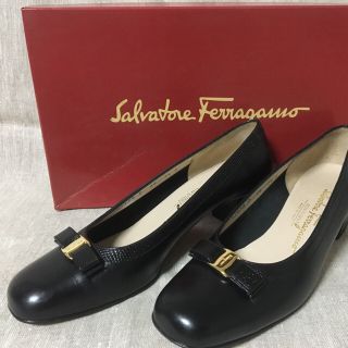 サルヴァトーレフェラガモ(Salvatore Ferragamo)のフェラガモ   パンプス ７ 1/2 C 黒(ハイヒール/パンプス)