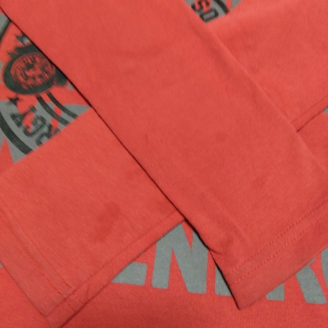 男の子用長袖Tシャツ120（赤）と130（グレー）サイズ キッズ/ベビー/マタニティのキッズ服男の子用(90cm~)(Tシャツ/カットソー)の商品写真