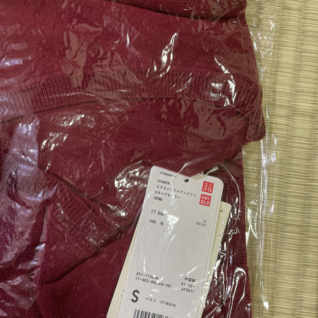 UNIQLO(ユニクロ)のユニクロ　エクストラファインメリノVネックセーター（長袖）レッド　S レディースのトップス(ニット/セーター)の商品写真