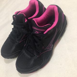 ミズノ(MIZUNO)のスニーカー♡黒×ピンク(スニーカー)