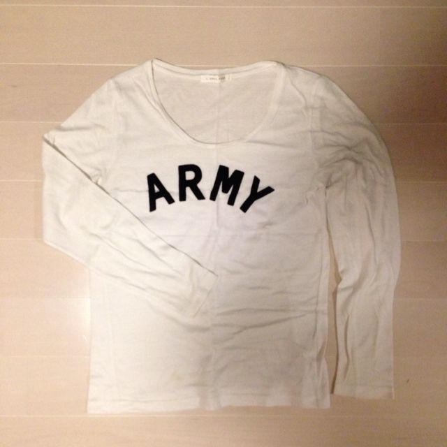 LOWRYS FARM(ローリーズファーム)のARMY 白 Ｔシャツ レディースのトップス(Tシャツ(長袖/七分))の商品写真