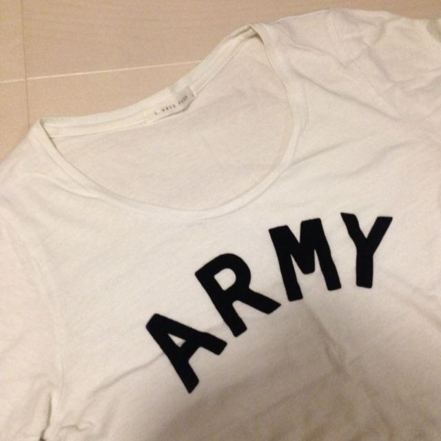 LOWRYS FARM(ローリーズファーム)のARMY 白 Ｔシャツ レディースのトップス(Tシャツ(長袖/七分))の商品写真