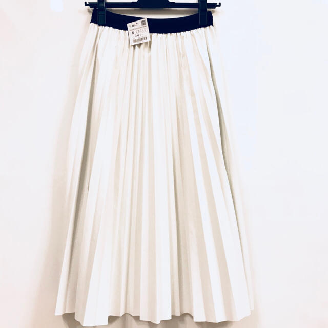 ZARA(ザラ)の【picca様専用】2018春 ZARA レザーテイスト生地プリーツスカート レディースのスカート(ひざ丈スカート)の商品写真