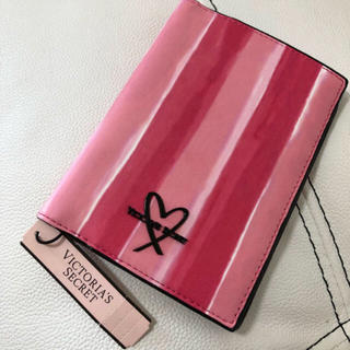 ヴィクトリアズシークレット(Victoria's Secret)のヴィクトリアシークレット 新作 パスポートケース 新品未使用(旅行用品)