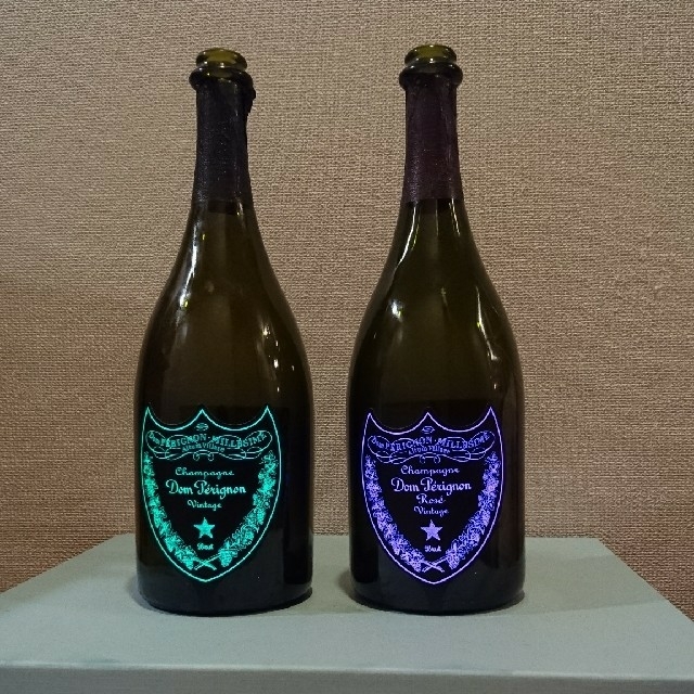 Dom Pérignon(ドンペリニヨン)の光るドンペリルミナス白、ピンク空瓶2本セット！ 食品/飲料/酒の酒(シャンパン/スパークリングワイン)の商品写真