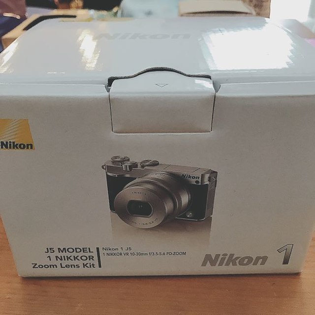 Nikon(ニコン)の美品！Nikon J5 ミラーレス一眼 デジタルカメラ スマホ/家電/カメラのカメラ(ミラーレス一眼)の商品写真
