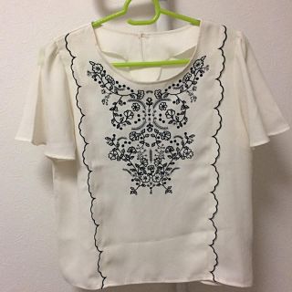 マジェスティックレゴン(MAJESTIC LEGON)のマジェ❁︎刺繍トップス(カットソー(半袖/袖なし))