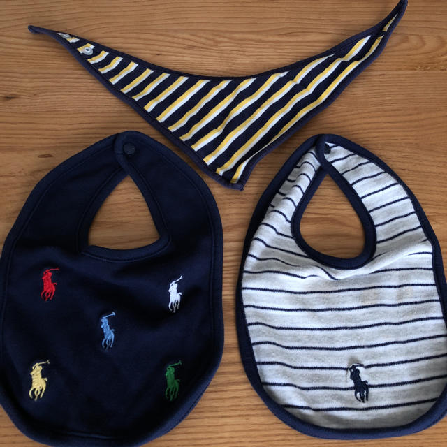 POLO RALPH LAUREN(ポロラルフローレン)のラルフローレンのスタイ2枚とコムサイズムのリバーシブルスタイ1枚のセット♫ キッズ/ベビー/マタニティのこども用ファッション小物(ベビースタイ/よだれかけ)の商品写真