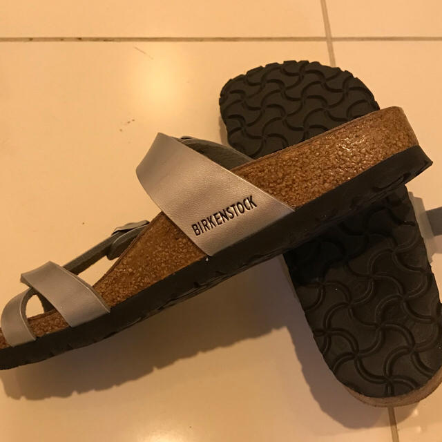 BIRKENSTOCK(ビルケンシュトック)の⭐️y.y様専用⭐️《美品》ビルケンシュトック サンダル シルバー レディースの靴/シューズ(サンダル)の商品写真