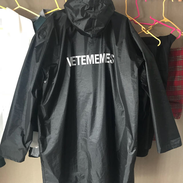 OFF-WHITE(オフホワイト)のvetememes レインコート メンズのファッション小物(レインコート)の商品写真