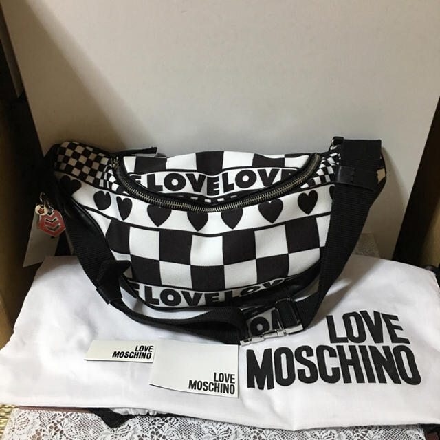 MOSCHINO(モスキーノ)の新品 ラブモスキーノ ウエストポーチ チェッカーフラッグ レディースのバッグ(ボディバッグ/ウエストポーチ)の商品写真