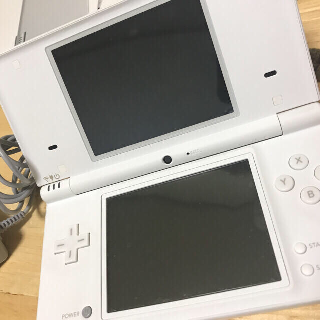 ニンテンドーDS(ニンテンドーDS)のニンテンドーDSi ホワイト(どう森付) エンタメ/ホビーのゲームソフト/ゲーム機本体(携帯用ゲーム機本体)の商品写真